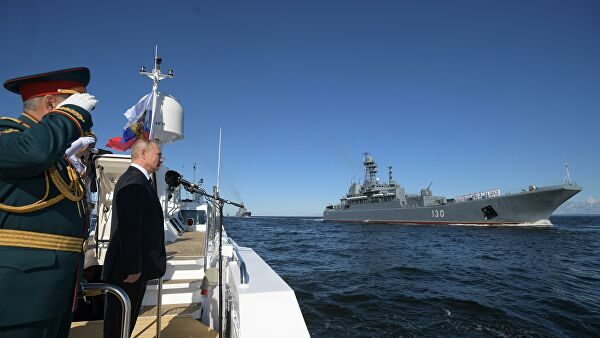 Путин провел в Кронштадте встречу с Шойгу и главкомом ВМФ