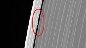 Cassini заснял перед «смертью» гигантский корабль НЛО на кольцах Сатурна