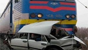 Двое пострадали в ужасном столкновении машины и поезда во Владимирской области