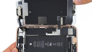 Инженеры iFixit показали внутреннее устройство нового смартфона iPhone 8