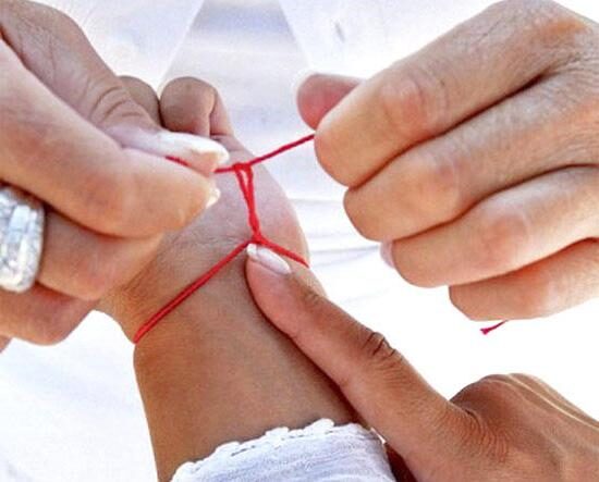 Красная нить на руке: как завязать и защитить себя