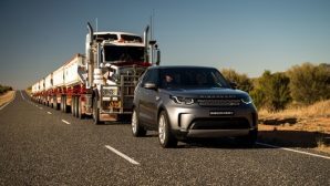 Land Rover Discovery смог утащить 100-метровый автопоезд?