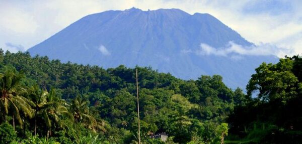 МИД просит украинцев на Бали не приближаться к вулкану Агунг