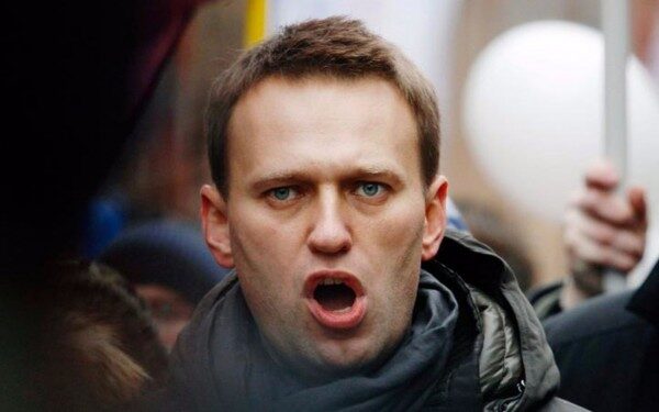 Навальный подаст в суд на Смольный
