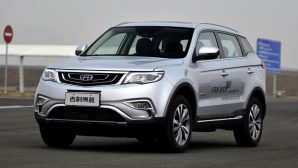Названа дата выхода нового флагманского кроссовера Geely в России