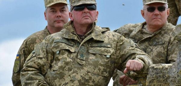 Полторак просит «не вешать ярлыки» на Муженко