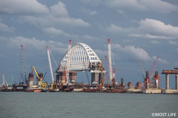 Продолжение «стройки века»: вторая арка Керченского моста начала движение