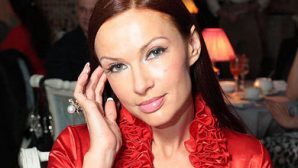 Разведенная Эвелина Бледанс дефилирует в смелых нарядах