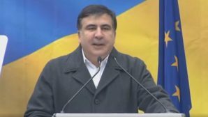 Саакашвили прибыл на митинг в Киев и устроил его возле Порошенко