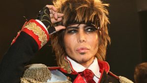 Сергей Зверев пришел на премию Music Box с драгоценной короной на голове