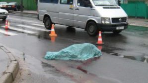 Страшное ДТП в Барнауле: автомобиль насмерть сбил человека и вылетел на рельсы