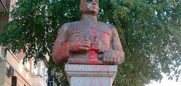 В Полтаве осквернили памятник Ватутину