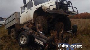 В Приамурье грузовик егеря размазал по трассе внедорожник браконьеров