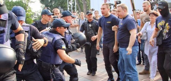 В столкновениях у горсовета Одессы пострадали 36 правоохранителей (видео)