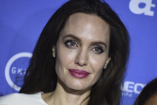 Анджелина Джоли в одеяние Ulyana Sergeenko вывела в свет старших дочерей