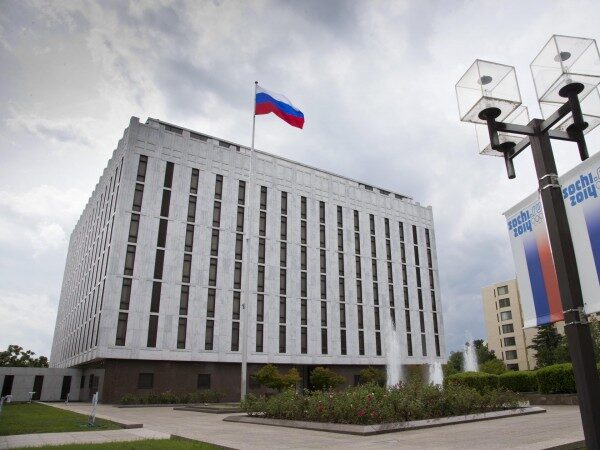 Депутаты Госдумы отложили визит в США из-за конфликта с флагами