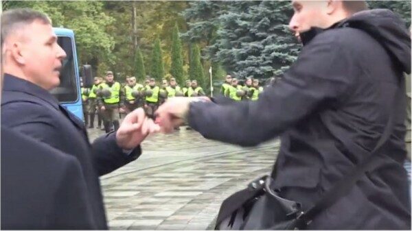 Экс-министр обороны Украины Гелетей и депутат Парасюк подрались возле здания ВРУ