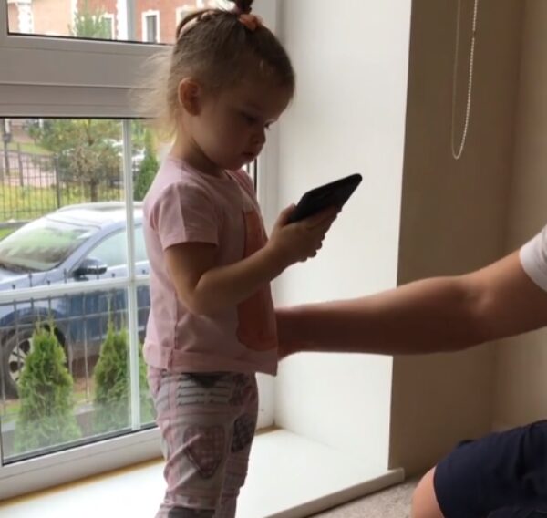 «Еще не поздно, еще не рано»: маленькая дочь Ксении Бородиной покорила пользователей на трогательном видео с отцом