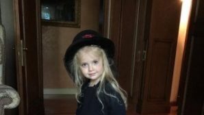 Галкин показал милое фото дочери Лизы в шляпе Аллы Пугачёвой