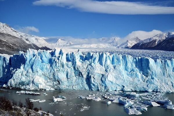 Гигантская дыра неизвестного происхождения появилась в Антарктиде: ученые теряются в догадках
