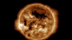 Гигантская корональная дыра на Солнце вызовет аномальные выбросы радиации