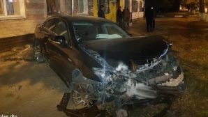 Иномарка разбилась об стену жилого дома в Благовещенске