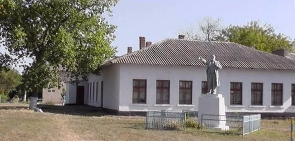 Институт нацпамяти требует расследовать реставрацию памятников Ленину и Калинину под Одессой