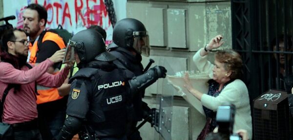 Каталония: В столкновениях с полицией пострадали 38 человек