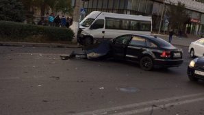 Маршрутка «обняла» столб? в центре Волгограда, пострадали пятеро
