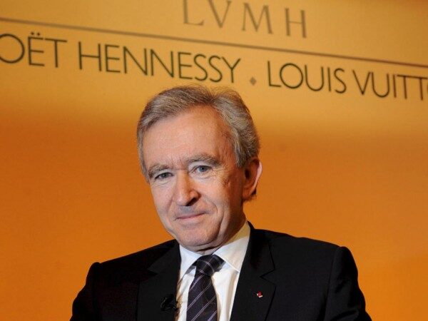 Президент РФ наградил главу Louis Vuitton медалью Пушкина