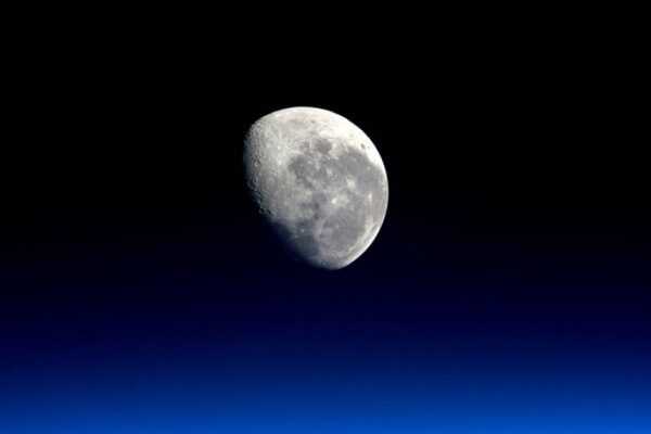 Ученые пояснили таинственные вспышки на Луне
