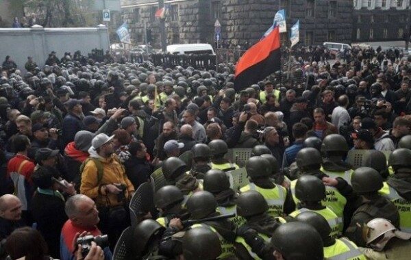 В Киеве начались столкновения протестующих с полицией