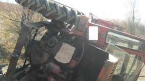 В перевернувшемся тракторе погиб 23-летний забайкалец