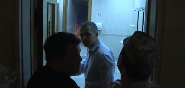 Видео: Левченко и Семенченко «тестируют» дымовую шашку в туалете Рады