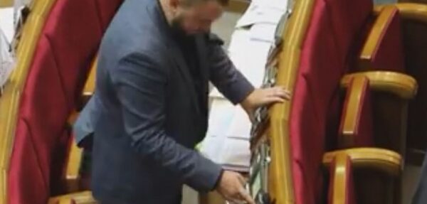 Видео: нардепа Лозового поймали на кнопкодавстве