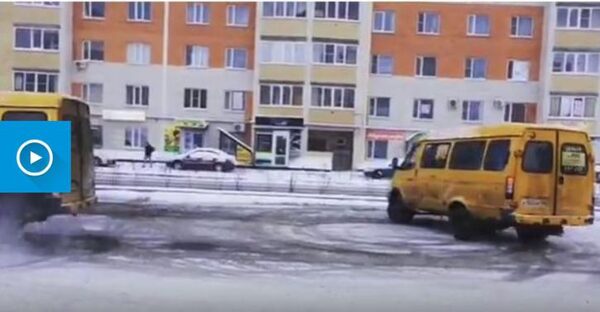 Две маршрутки показали вальс на льду жителям Ставрополя