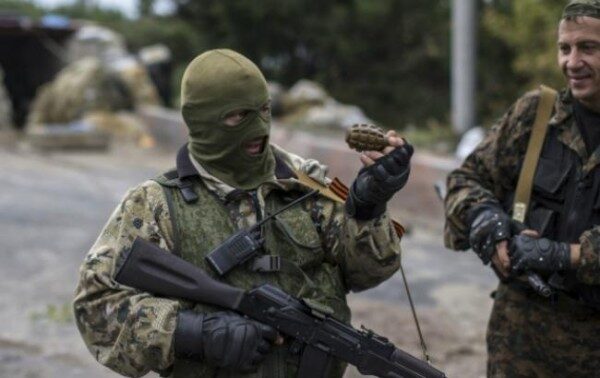 Движение в центре Луганска перекрыли люди с оружием