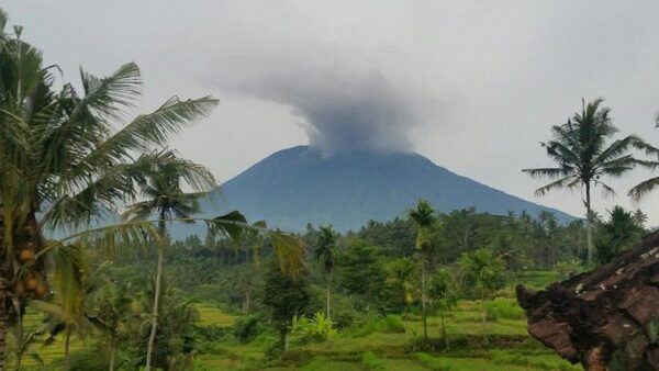 Извержение вулкана Агунг на Бали сегодня, видео онлайн: закрыты аэропорты, идет массовая эвакуация, последние новости 27 11 17