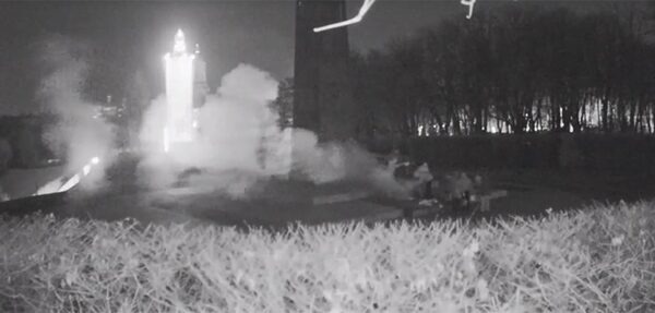 Камера наблюдения зафиксировала, как Вечный огонь залили цементом (видео)
