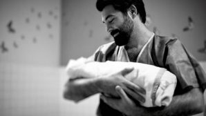 Милое фото с новорожденной дочкой опубликовал Алексей Чумаков