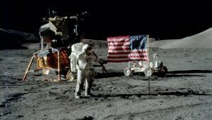 На снимке NASA обнаружен человек на Луне без скафандра