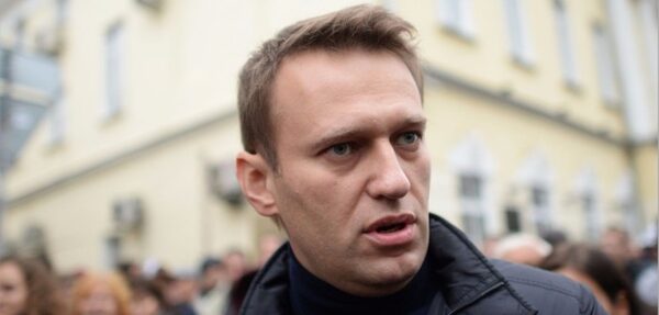 Навальный хочет подать в суд на Путина