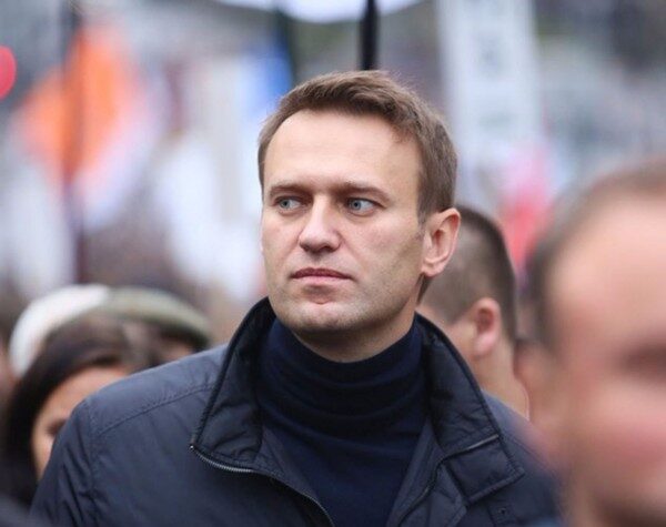 Навальный: Собчак в свою поддержку рисует подписи