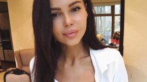 Оксана Самойлова показала грудь в очень смелом декольте