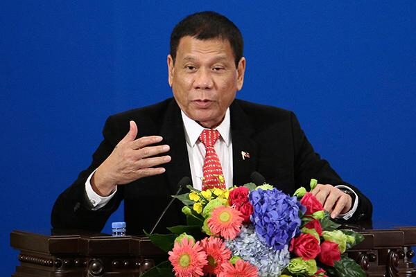 Президент Филиппин выполнил «требование» Трампа и спел песню