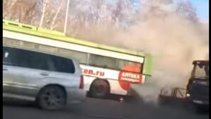 Рейсовый автобус загорелся днем у остановки в Петропавловске-Камчатском