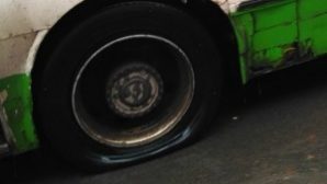 Ростовчане возмущены опасным автобусом с дырявым колесом