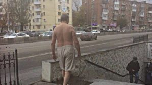 В центре Ростова голый мужчина разгуливал и рычал на прохожих