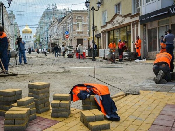 В центре Ростова "зыбучие пески" поглощают тротуарную плитку