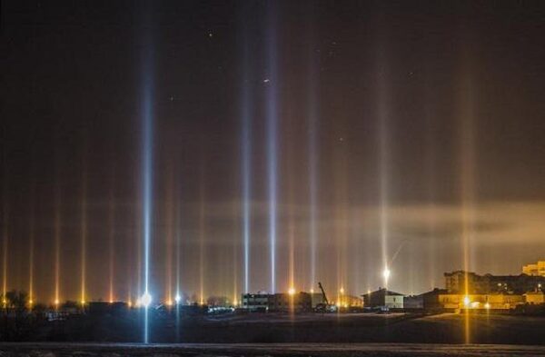 В Новосибирске обсуждают загадочные столбы света в небе